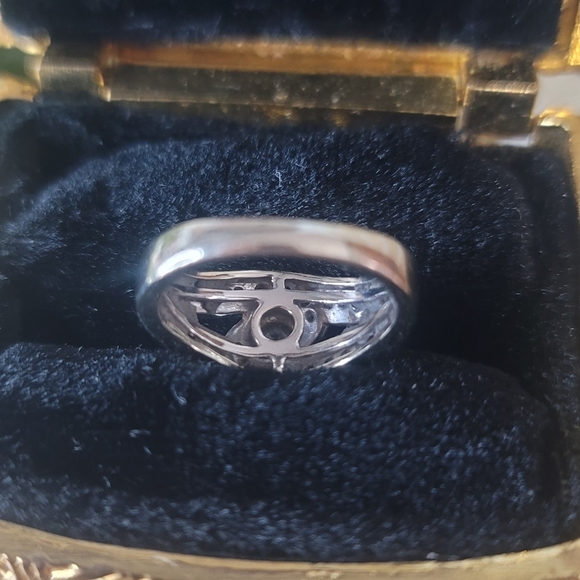 White Gold and Diamond Engagement Ring, Size 6. - Picture 4 of 6